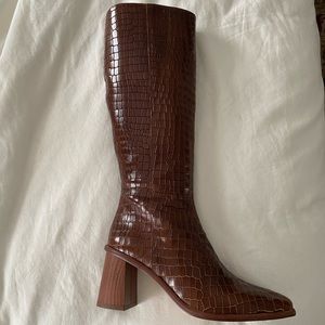 NWT Alohas East Boot